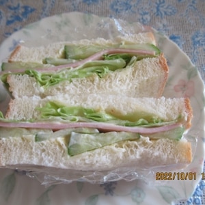 レタスときゅうりとハムのサンドイッチ